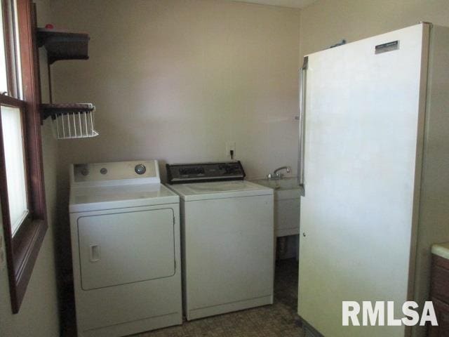 1265 Spring Bay Rd, East Peoria, IL 61611 - laundry room featuring washing machine and dryer and plenty of natural light