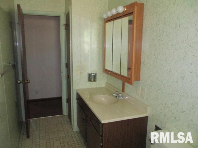 1265 Spring Bay Rd, East Peoria, IL 61611 - bathroom with vanity