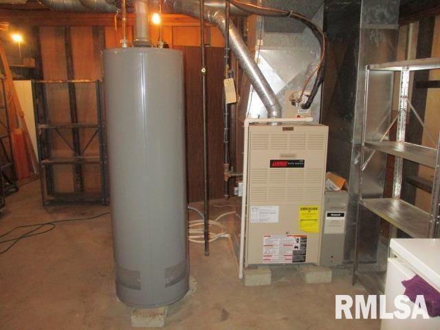 1265 Spring Bay Rd, East Peoria, IL 61611 - utilities featuring water heater