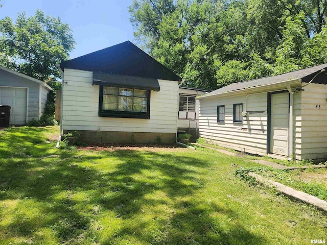1418 E Lake Ave, Peoria, IL 61614 - rear view of house with a yard and an outdoor structure
