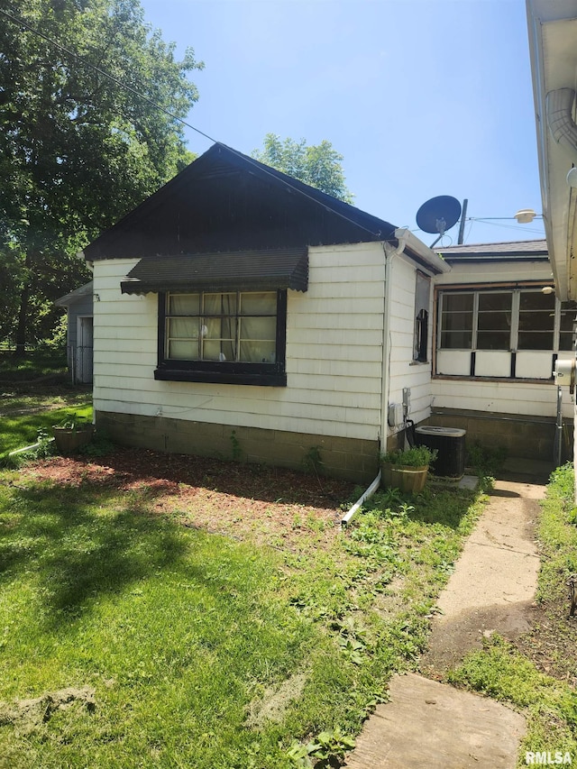 1418 E Lake Ave, Peoria, IL 61614 - view of property exterior featuring a yard