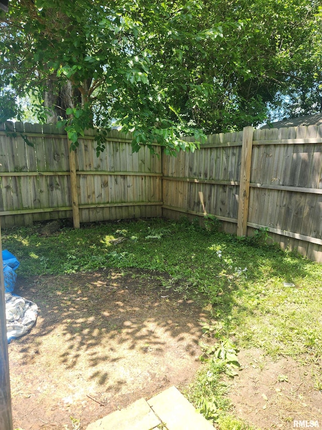 1418 E Lake Ave, Peoria, IL 61614 - view of yard