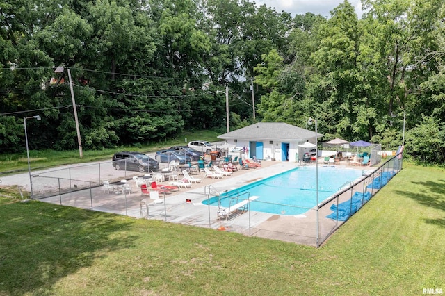 1729 W Willow Wood Dr, Peoria, IL 61614 - view of swimming pool featuring a diving board and a patio
