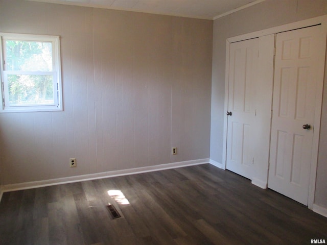 1810 W Latrobe St, Peoria, IL 61605 - unfurnished bedroom featuring dark wood-type flooring and a closet