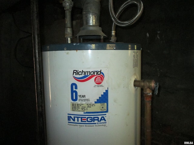 1810 W Latrobe St, Peoria, IL 61605 - utilities with water heater