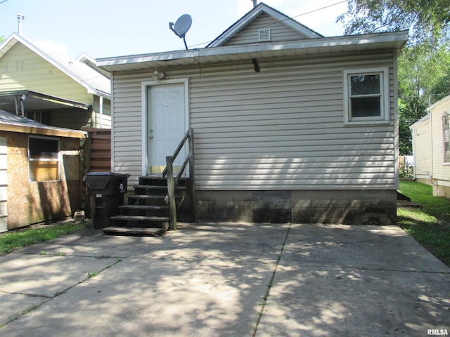 1810 W Latrobe St, Peoria, IL 61605 - back of property featuring entry steps and a patio