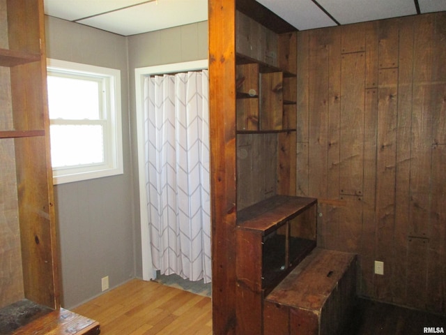 1810 W Latrobe St, Peoria, IL 61605 - bathroom with wood finished floors