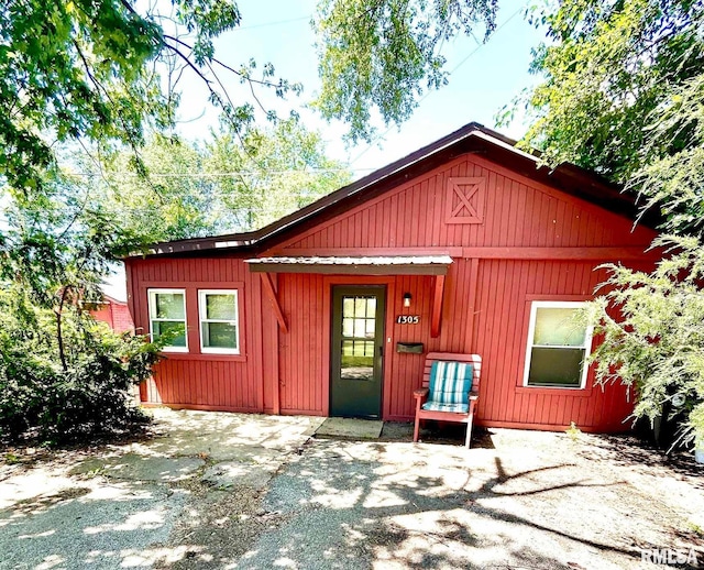 1305 S 8th St, Pekin, IL 61554 - view of chalet / cabin