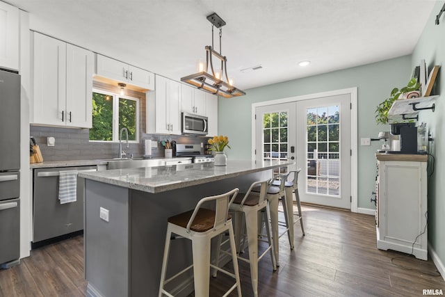 276 E Far Hills Dr, East Peoria, IL 61611 - kitchen with appliances with stainless steel finishes, decorative backsplash, dark wood-style floors, plenty of natural light, and recessed lighting