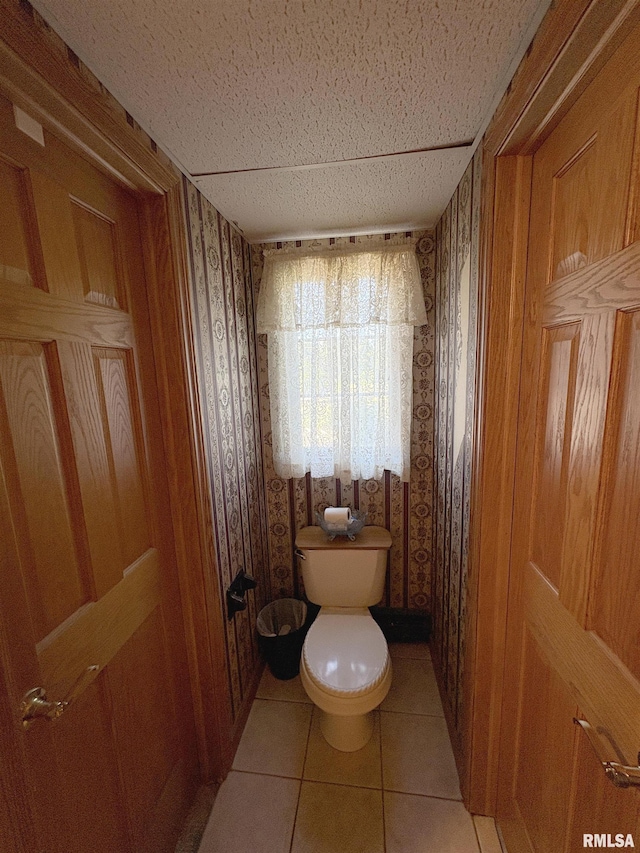 276 E Far Hills Dr, East Peoria, IL 61611 - bathroom with wallpapered walls and tile patterned flooring
