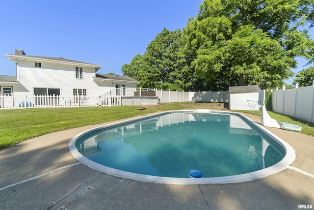 276 E Far Hills Dr, East Peoria, IL 61611 - view of swimming pool featuring a fenced backyard and a storage shed