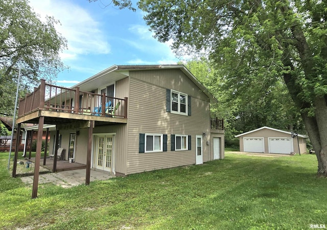 1515 Lakeview Rd N, Dahinda, IL 61428 - back of house featuring a yard, a detached garage, and a wooden deck