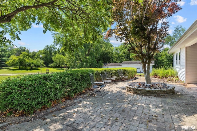 22475 N Main St, Morton, IL 61550 - view of patio featuring an outdoor structure