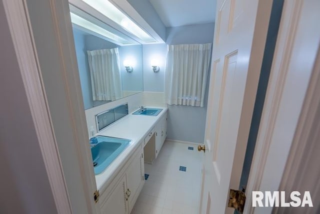 210 W Wolf Rd, Peoria, IL 61614 - bathroom with double vanity
