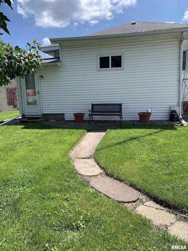 519 E Davis St, Bushnell, IL 61422 - back of house featuring a lawn