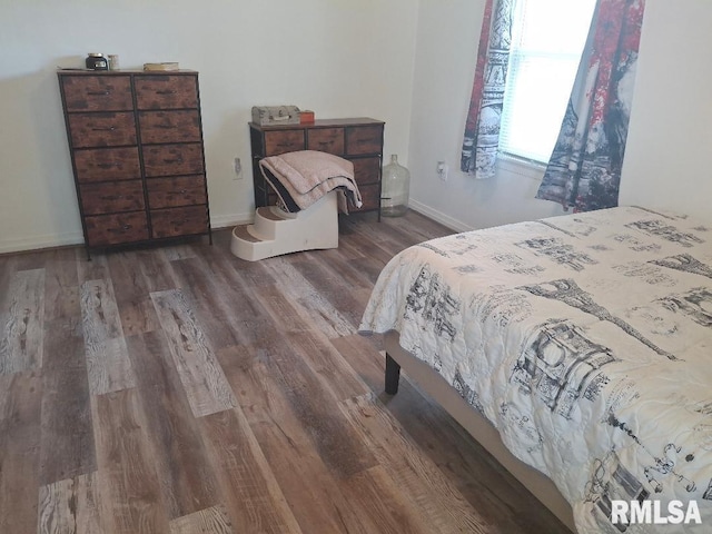 1519 S 3rd St, Pekin, IL 61554 - bedroom featuring wood finished floors and baseboards