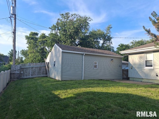 1519 S 3rd St, Pekin, IL 61554 - fenced backyard featuring an outbuilding