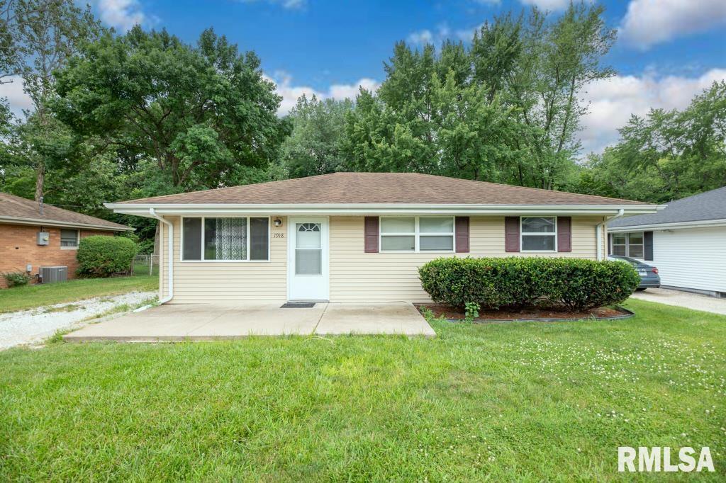 1918 W White Oak Dr, Peoria, IL 61614 - ranch-style house featuring a front yard and a patio area