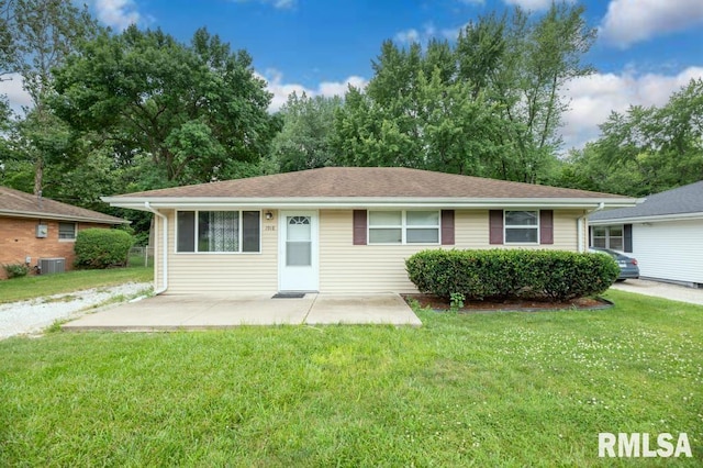 1918 W White Oak Dr, Peoria, IL 61614 - ranch-style house featuring a front yard and a patio area
