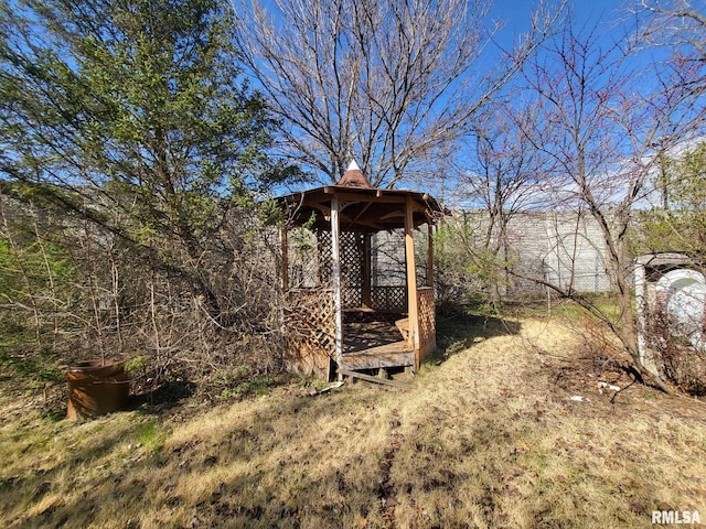 2827 W Larchmont Ln, Peoria, IL 61615 - view of yard featuring a gazebo