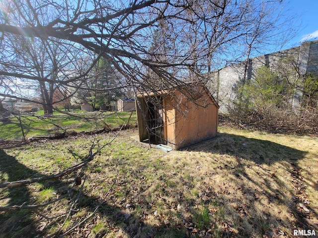 2827 W Larchmont Ln, Peoria, IL 61615 - view of yard featuring a shed