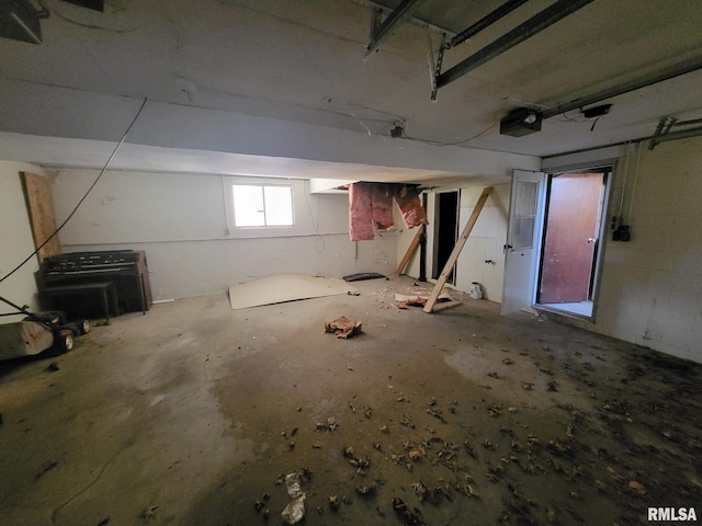 2827 W Larchmont Ln, Peoria, IL 61615 - garage with a garage door opener