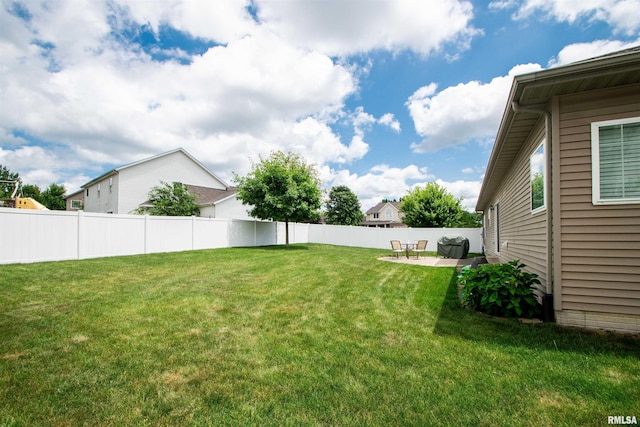 2203 W Gerald Ct, Peoria, IL 61615 - view of yard with a patio area