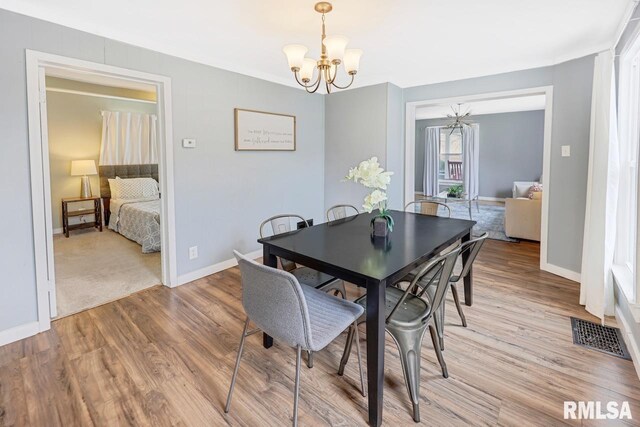 903 E Lake Ave, Peoria Heights, IL 61616 - dining space featuring a chandelier and light wood-style flooring