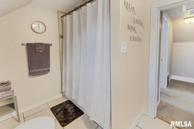 903 E Lake Ave, Peoria Heights, IL 61616 - full bath with vaulted ceiling and curtained shower