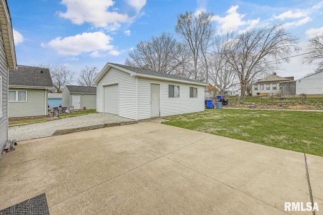 903 E Lake Ave, Peoria Heights, IL 61616 - detached garage with driveway