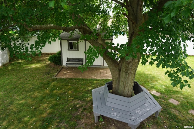 3406 W Brookside Dr, Peoria, IL 61615 - view of yard with an outdoor structure
