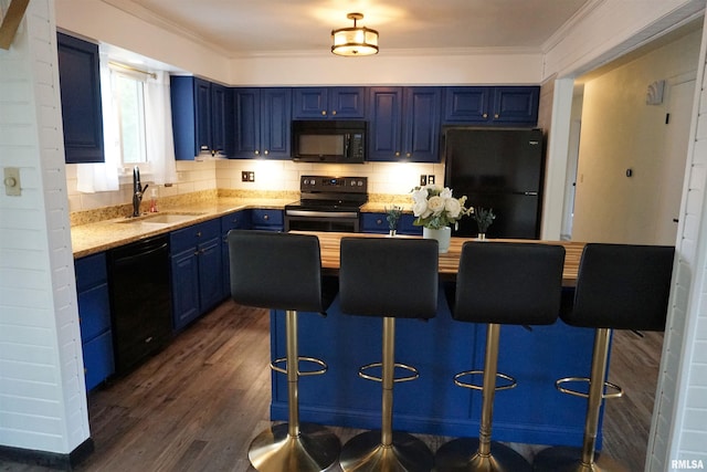 3406 W Brookside Dr, Peoria, IL 61615 - kitchen with black appliances, blue cabinets, crown molding, dark wood-style flooring, and a breakfast bar area