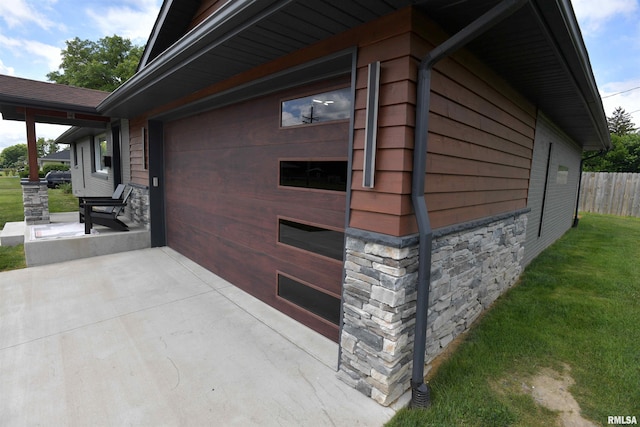 4527 N Nelson Dr, Peoria, IL 61614 - view of side of home with stone siding