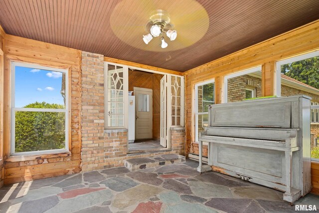 1426 N Main St, East Peoria, IL 61611 - sunroom / solarium with plenty of natural light