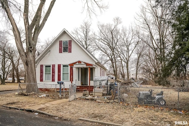 510 SW Center St, Peoria, IL 61605 - view of front of property with a fenced front yard