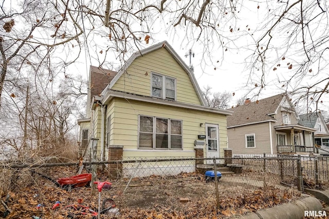 1929 Stanley St, Peoria, IL 61605 - view of front facade featuring a gambrel roof and a fenced front yard
