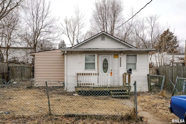 2215 N Flora Ave, Peoria, IL 61604 - shotgun-style home featuring a fenced front yard