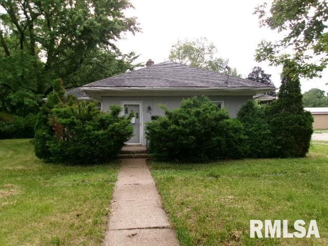215 N Prairie St, Lacon, IL 61540 - view of front facade featuring a front lawn and a chimney