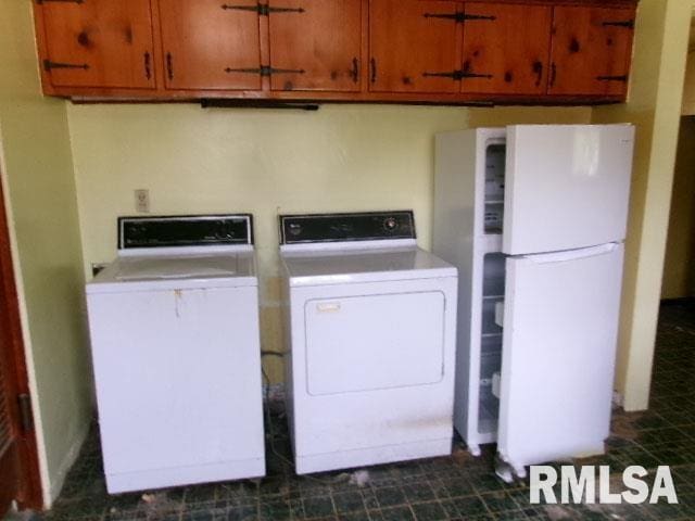 215 N Prairie St, Lacon, IL 61540 - laundry room with washer and dryer