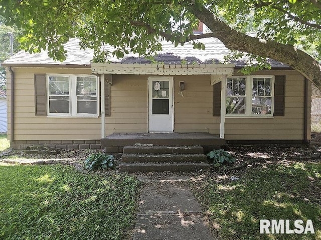 246 E Myrtle St, Canton, IL 61520 - bungalow-style house with a porch