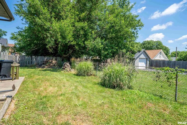 611 E Ash St, Canton, IL 61520 - fenced backyard with a detached garage