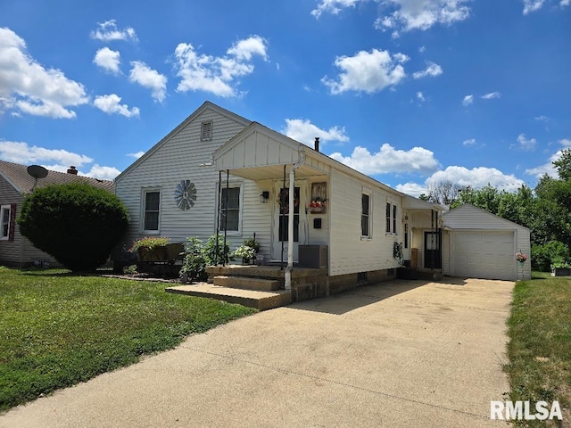 270 Thompson Ct, Canton, IL 61520 - view of front facade with an outdoor structure, concrete driveway, a front yard, and a garage