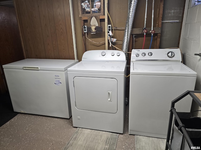 270 Thompson Ct, Canton, IL 61520 - laundry area featuring separate washer and dryer