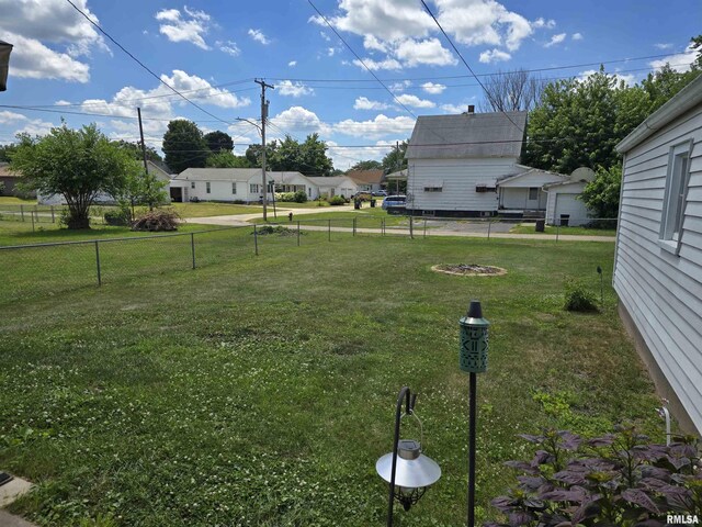 270 Thompson Ct, Canton, IL 61520 - view of yard featuring a residential view