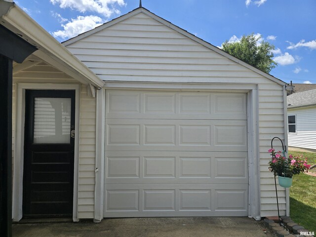 270 Thompson Ct, Canton, IL 61520 - view of garage