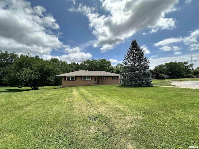 2401 Springfield Rd, East Peoria, IL 61611 - back of property with a lawn