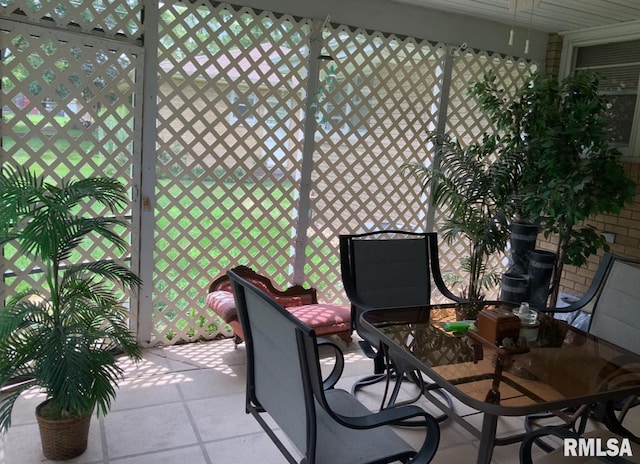 1104 S 8th St, Pekin, IL 61554 - sunroom with healthy amount of natural light