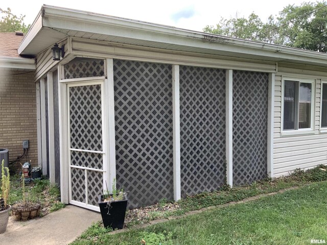 1104 S 8th St, Pekin, IL 61554 - view of outbuilding