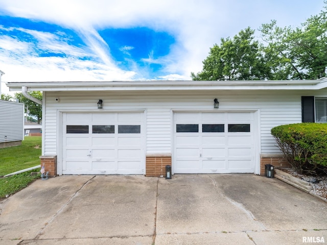 1600 W Willcox Ave, Peoria, IL 61604 - garage with driveway