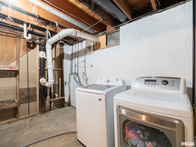 1600 W Willcox Ave, Peoria, IL 61604 - laundry area with washing machine and dryer